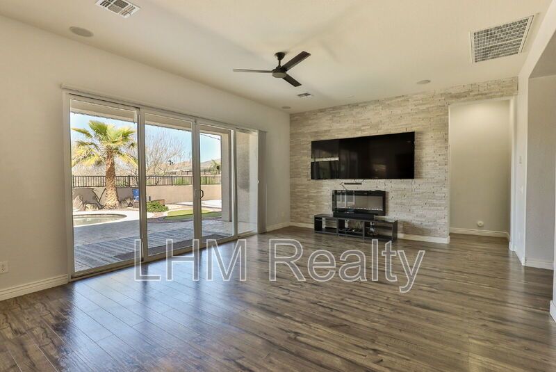 *Coming Soon* Luxurious 4 Bedroom Home with Pool, Fireplace, and Wine Cooler in Peoria, AZ property image