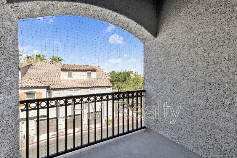 Modern 2 Bed Condo with Granite Countertops in Phoenix, AZ! property image
